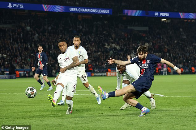 Khvicha Kvaratskhelia zavarao je Axel Disasi prije nego što je u drugom poluvremenu ispalio PSG
