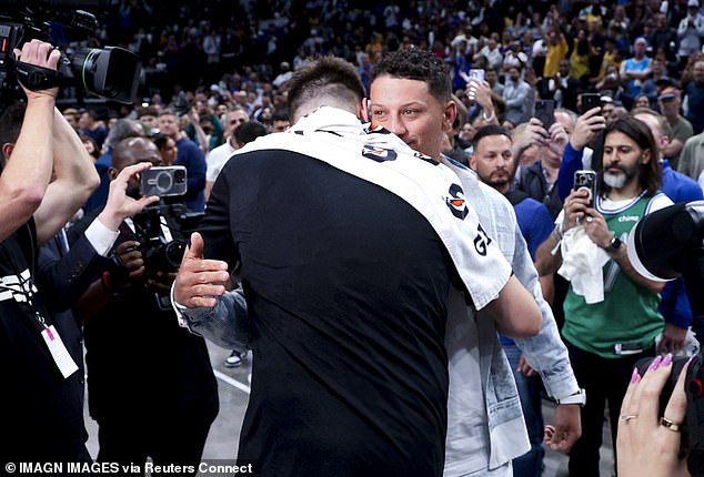 DONCIC je postigao 45 bodova dok je šefovi napadač Mahomes promatrao sa strane