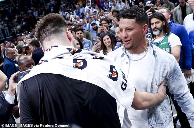 Nakon utakmice, Dončić je prišao Mahomesu da ga zagrli po povratku u Dallas