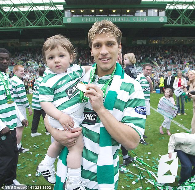 Petrov Snr prikazan s Petrov Jnr za vrijeme svog boravka u Celticsu 2004. godine, gdje je osvojio 10 trofeja