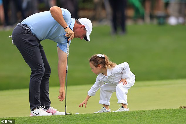 McIlroy i kći Poppy razmišljaju o položaju lopte u Nacionalnom golf klubu Augusta