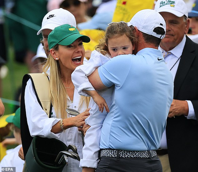 Erica se nasmiješi dok je McIlroy prekriva svoju kćer u Augusti. Par je izgledao kao na rubu razvoda prošlog svibnja kada je McIlroy podnio molbu za razvod na Floridi, ali brzo su se pomirili