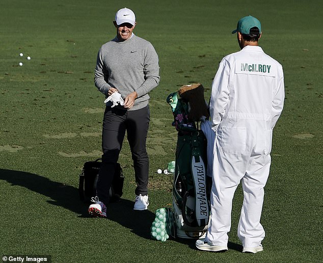McIlroy razgovara sa svojim Caddyjem Harryjem Diamond -om, uoči treninga u srijedu u Augusta. Zajedno s branom prvaka Scottie Scheffler, on je omiljen za naslov