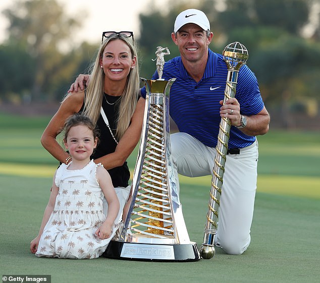Obitelj McIlroy pozira za sliku prošlog studenog na Jumeirah Golf Estates u Dubaiju. Vidjeli su ih zajedno s trofejem prvenstva u Svjetskom turneji i utrkama do Dubai Trophyja