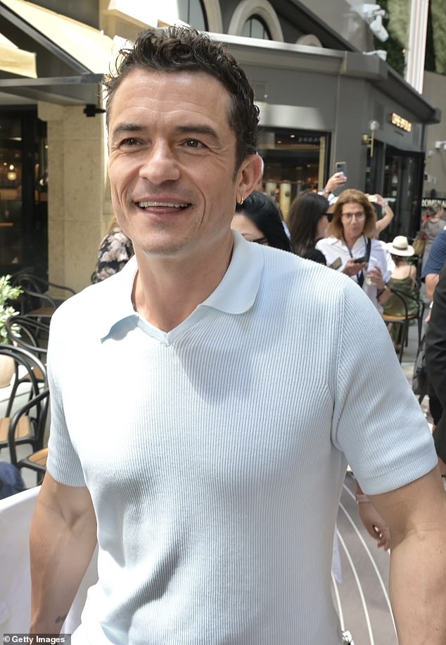 Hollywoodski glumac izgledao je dobro raspoložen dok je bavio laganu polo majicu s par koordiniranih kratkih hlača i par mornarskih trenera