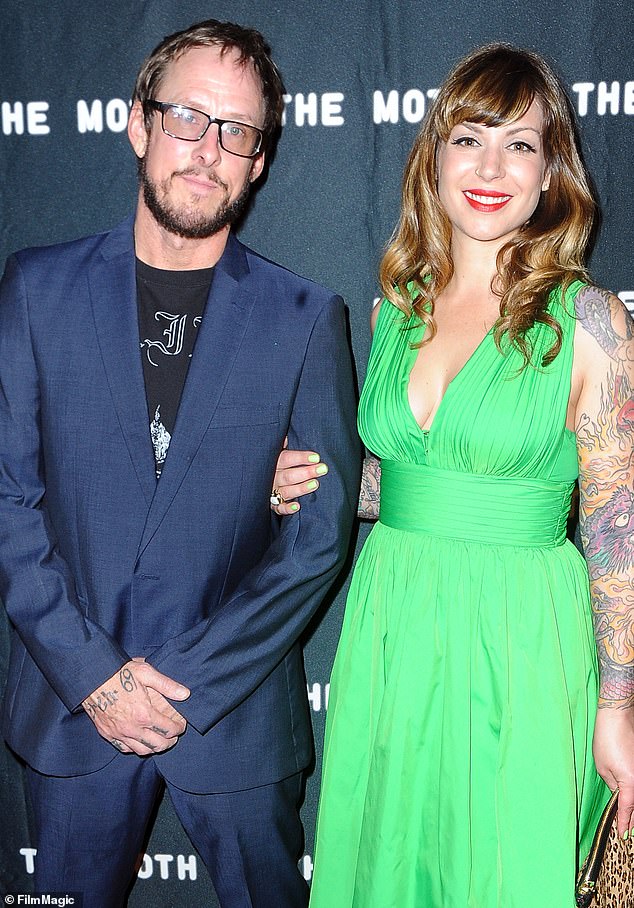 Par se vjenčao 2005. godine i zajedno imaju dvoje usvojene djece; Gledano 2015. godine u NYC -u