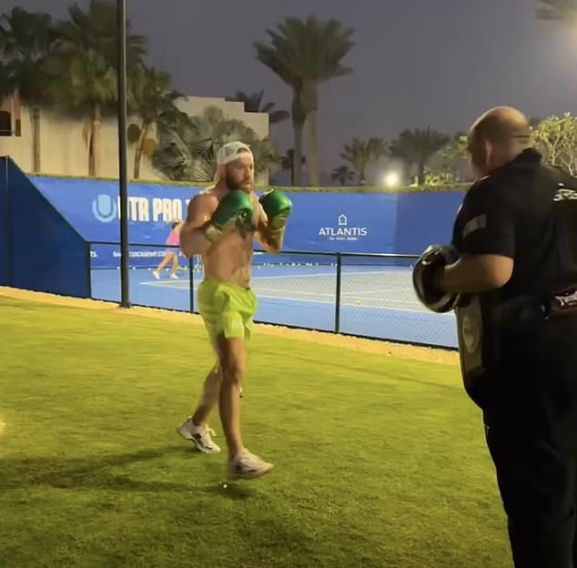 McGregor je u četvrtak navečer podijelio video o sebi kako udara jastučiće u Dubaiju