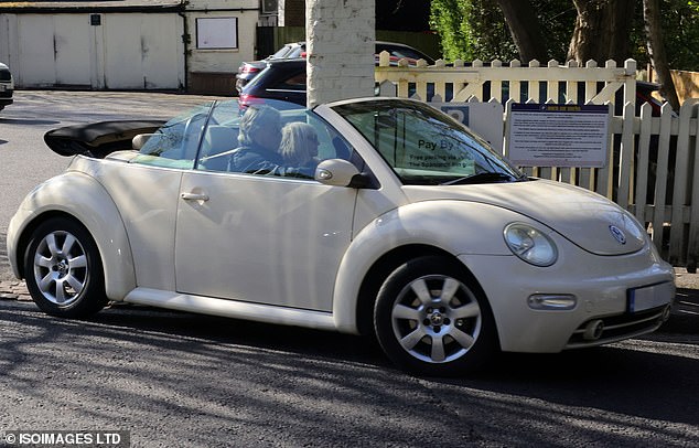 Par je krenuo na vožnju u njihovom kabrioletu VW Beetle prije nego što se zaustavio kako bi uhvatio ručak