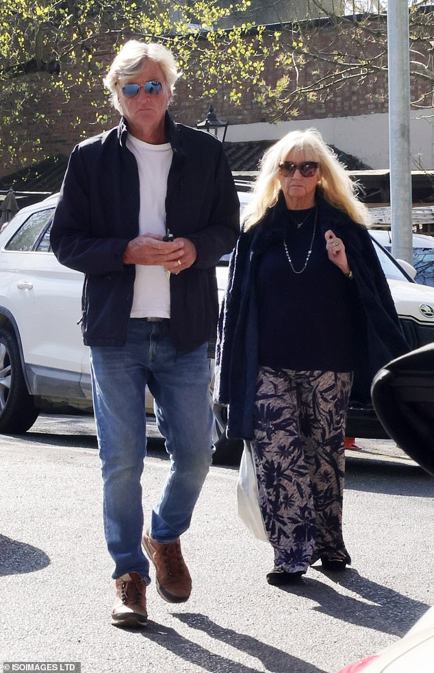 Zvijezdi se pridružio njezin suprug Richard Madeley, s kojim je u braku od 1986. godine