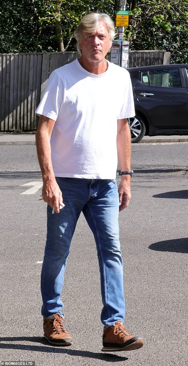 Richard se odlučio za klasičnu bijelu majicu i par vitkih traperica s mornarskom majicom, uparenom s smeđim čipkastim čizmama