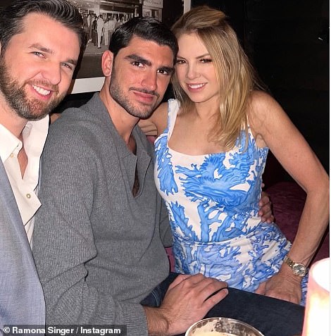 Brojni obožavatelji također su uspoređivali Adrienne's Facetune ne uspijevaju prave domaćice njujorške zvijezde Ramona Singer, koja je upravo razbijena podijelila uređenu fotografiju sebe na Instagram