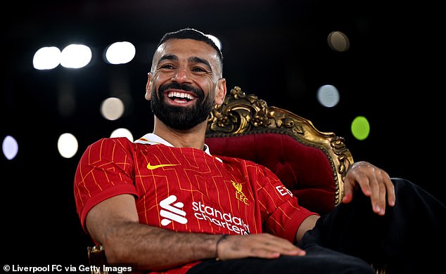 Salah je sjedio na prijestolju u središtu tečaja Anfield -a dok je najavljen njegov novi ugovor