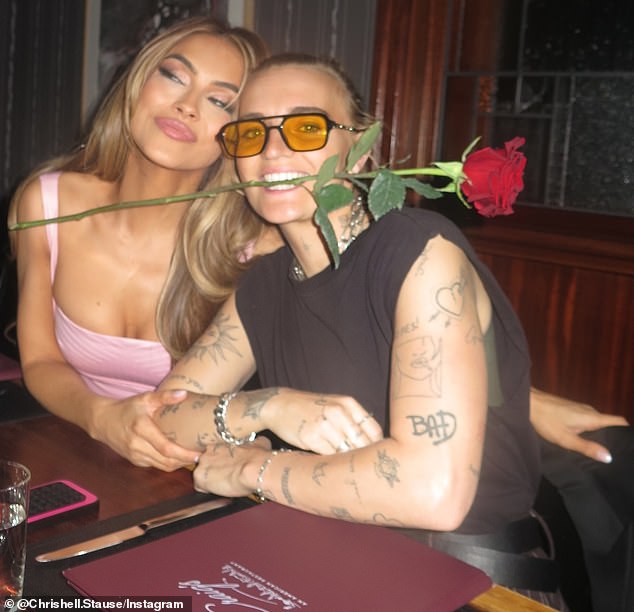 G Flip i Chrishell počeli su se družiti u ožujku 2022. godine i izašli u javnost sa svojom vezom koja je u srpnju u Las Vegasu svibanj prije udaje u tajnosti; Na slici ovo Valentinovo