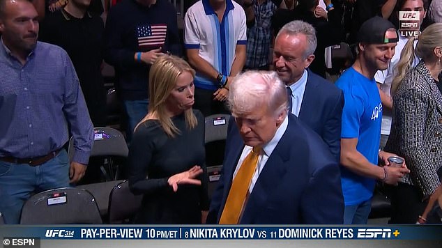 Potpuno ju je sljubio predsjednik, koji se odmah okrenuo i odšao