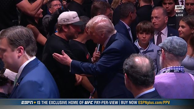 Trump je također podijelio trenutak s osnivačem Barstool Sportsa Daveom Portnoyjem na putu do svog mjesta