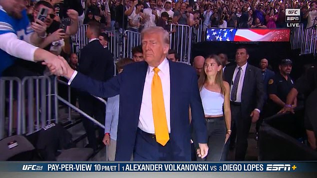 Trump se rukovao s obožavateljima u Kaseya centru prije nego što je sjeo u Cageside