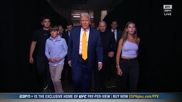 Trumpa su bila prekrila troje njegovih unuka, uključujući Kai (desno) za svoj ulaz u Miami