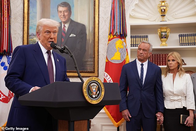 Hines (desno) drži se za ruke s mužem RFK Jr u ​​Ovalnom uredu Bijele kuće