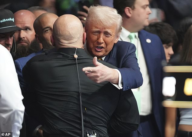 Joe Rogan dobio je veliki zagrljaj od predsjednika prije nego što je zauzeo svoje mjesto na UFC 314