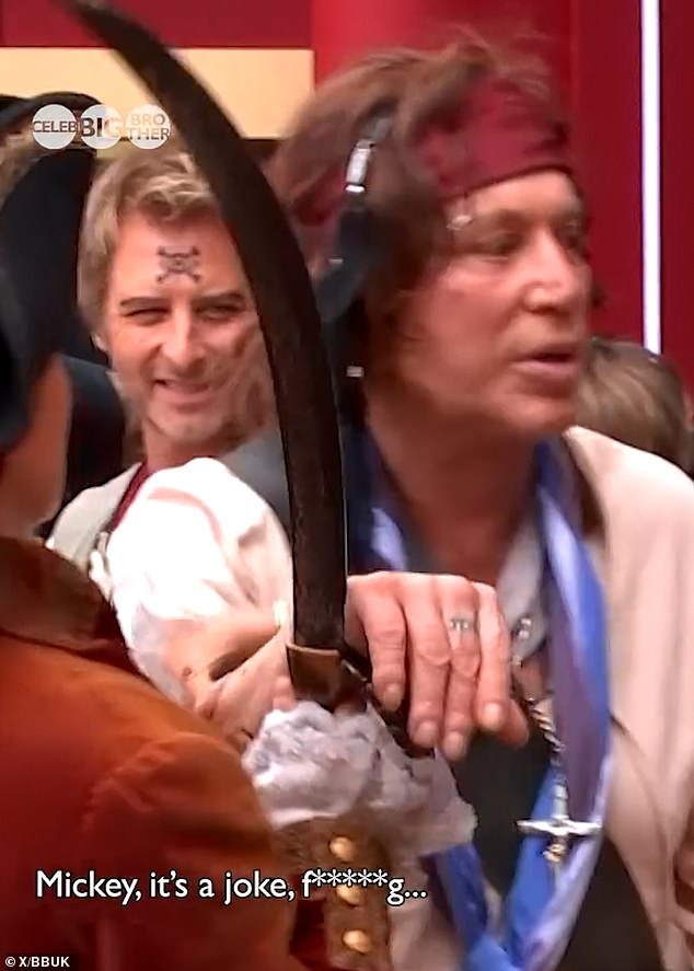Sukob se dogodio tijekom najnovijeg zadatka za kupovinu gusara kada je Mickey optužio Chrisa da ga je 