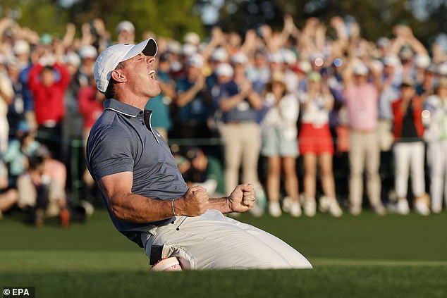 U trenutku kad mu je pao pobjednički put, McIlroy je pao na koljena u veselju