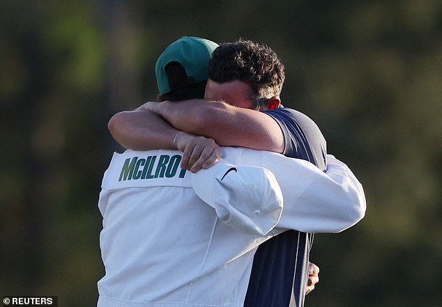 McIlroy je zagrlio svog Caddyja Harryja Diamonda, koji je bio pored sebe kroz gustu i tanku