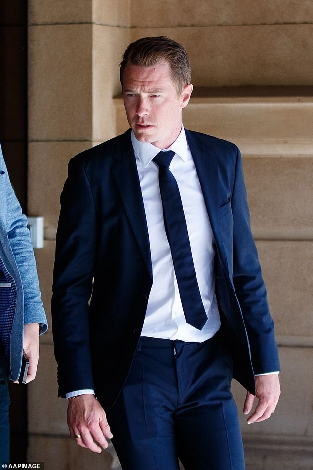 Dennis je prikazan izvan okružnog suda u Južnoj Australiji u Adelaideu
