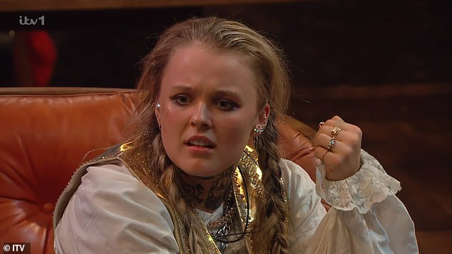 Izrazivši svoje osjećaje prema JoJu (na slici), Ella je napomenula da ona nije 'njezina šalica čaja' dok se žalila koliko je pjevačica glasna