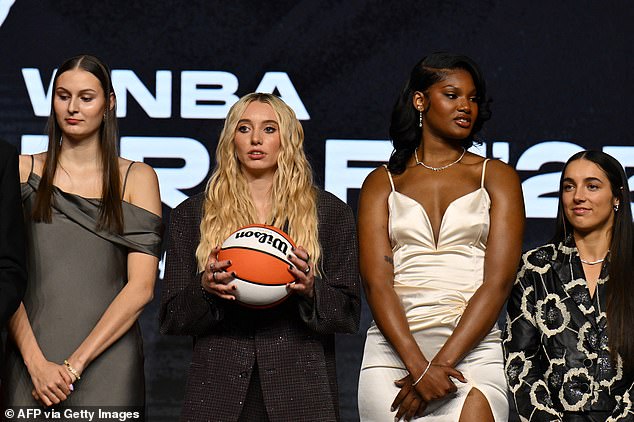 Bueckers pozira s loptom pored AJSA Sivka (L), Sania Feagin (2. R) i Giorgia Amoore (R) na draftu 2025 WNBA