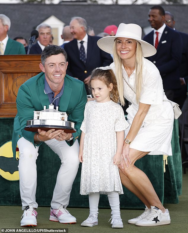 Rory McIlroy pozira sa suprugom Ericom i kćeri Poppy nakon što je uvukao zelenu jaknu
