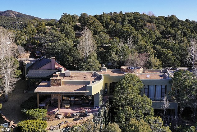 Kuća u vlasništvu glumca Genea Hackmana i njegove supruge Betsy Arakawa jer je stajala 27. veljače 2025