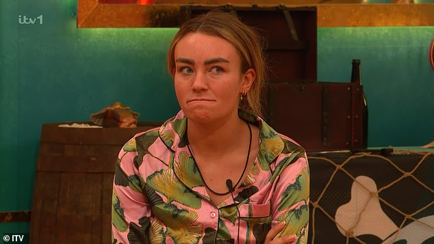 Ella (na slici), ponašanje Chrisa i Joja, koja je nekoliko puta izrazila da je mislila da će biti bliža Chrisu, ali on 'ima samo vremena' za JoJo