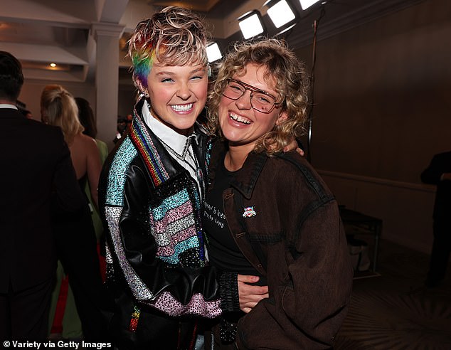 Dok je Jessalynn uspjela vidjeti smiješnu stranu drame, čini se da je Jojoeva partnerica Kath Ebbs imala teže vrijeme, naizgled prisiljena onemogućiti komentare na njihove društvene medije (na slici u ožujku)