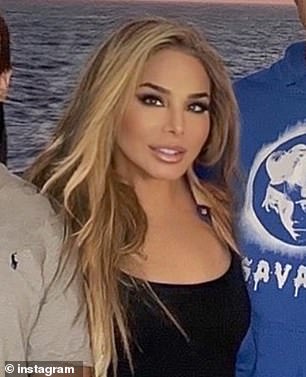 63-godišnjakinja je imala sumnjivo glatku vizuru na slici, a šminka joj je gotovo izgledala poput slike ili crtića