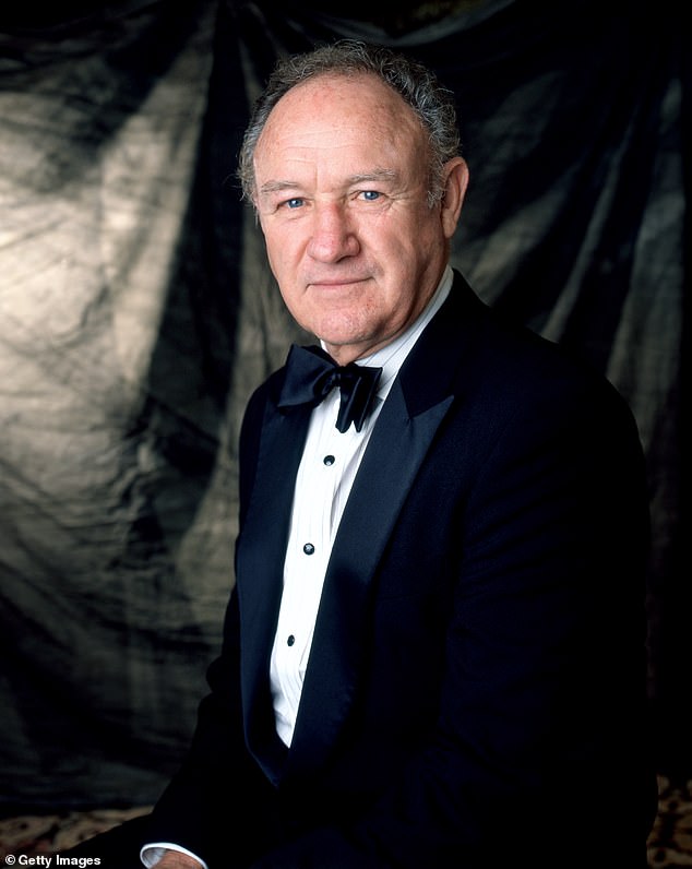 Pogrebu je navodno prethodila privatna spomen -služba za obiteljsku obitelj - uključujući Hackmanovo troje djece - i bliske prijatelje; Hackman prikazan u LA -u 1996