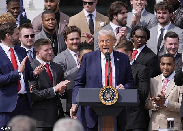 Trump razgovara s Jeremijom Smithom gledajući preko predsjednikovog lijevog ramena