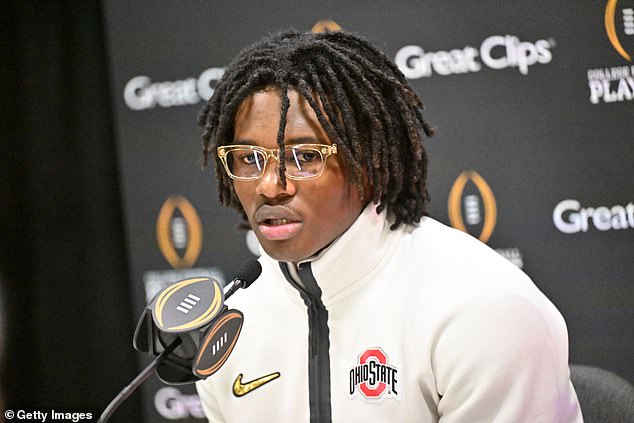 Jeremiah Smith #4 iz države Ohio State Buckeyes razgovara s medijima za vrijeme Dana medija u državi Ohio Buckeyes na Svjetskom kongresnom centru u državi Georgia prije igre državne naslove