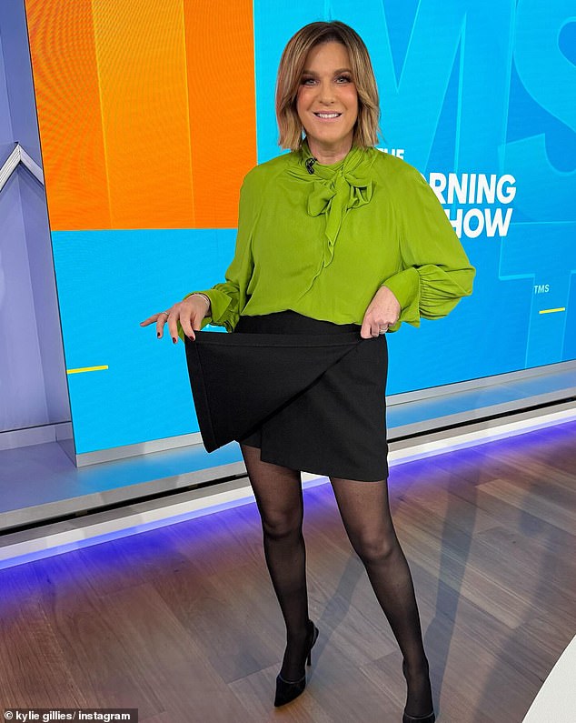 Voditelj veteranskog kanala Sedming podijelio je urnebesnu galeriju fotografija na društvenim mrežama koje su je snimile u zelenoj bluzi i crnoj suknji koju je nosila na programu