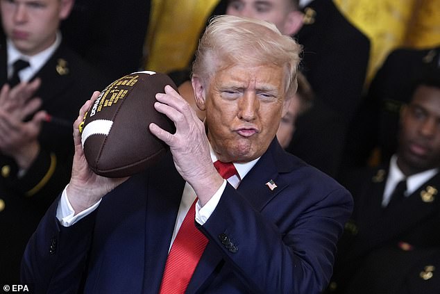 Trump pokazuje svoje vještine dok je u utorak u Washingtonu domaćin nogometne reprezentacije mornarice u Washingtonu