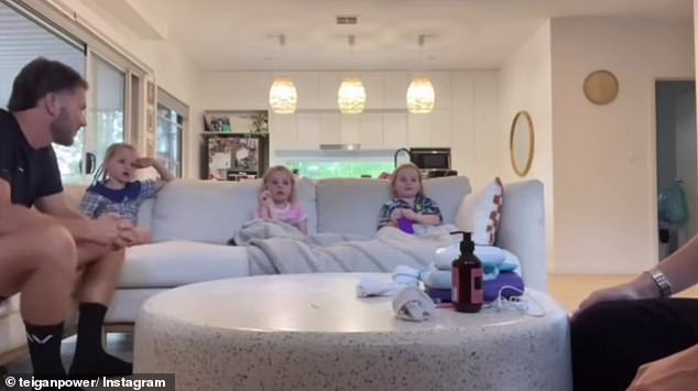 Također je otkrila kako su ona i Nelson prenijeli sretne vijesti kćerima koje dijeli s bivšim suprugom Alexom McKinnonom