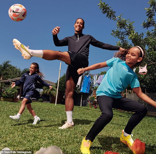 Van Dijk, na slici s dvije svoje kćeri u Nike oglasnoj kampanji, nastanjen je u Liverpoolu