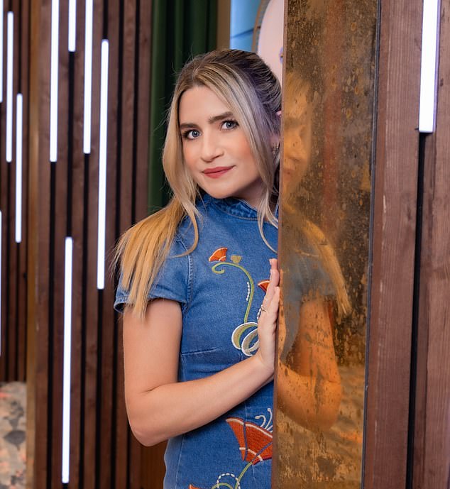 Harriet je prije snimanja rekla da je sve čuvano 'Top Secret', a svaki je komičar imao vlastiti zatamnjeni trailer, tako da nisu bili svjesni tko se još natječe s njima