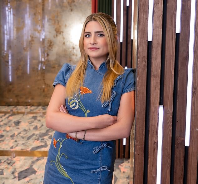 Stand-up se pretvarao da otpuhne ping pong lopte iz njenih nižih regija tijekom svog 'Joker' čina u pokušaju da nasmijaju svoje kolege natjecatelje i eliminiraju ih iz igre