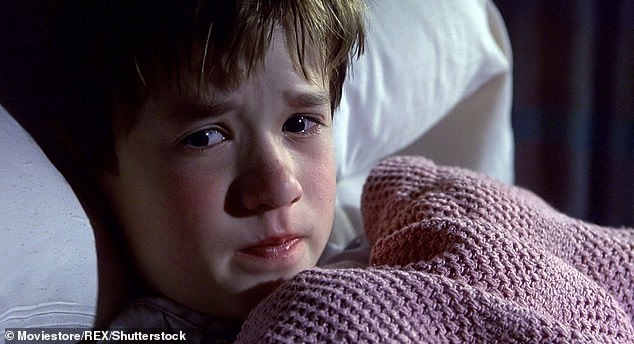 Osment je postao ime kućanstva u kasnim 1990-ima i 2000-ima nakon što je glumio s Bruceom Willisom u hit horor-triller The Šesti smisao (na slici)