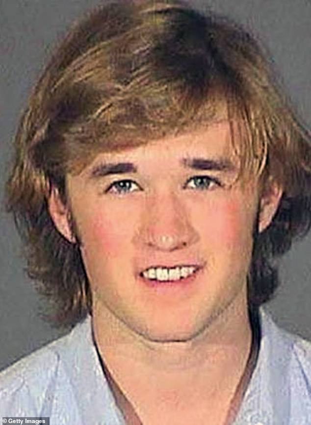 Osment-ova slika čistog čista završila je 2006. godine, kada je uhićen zbog posjedovanja DUI-ja i marihuane koji su svoj automobil srušili u ciglani stup poštanskog sandučića kad mu je bilo 18 godina; Na slici u njegovoj luci iz 2006. godine