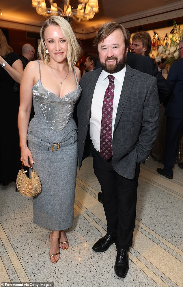 Glumac je također rezerviran za posjedovanje kontrolirane tvari, ali navodni lijek morao je biti poslan u laboratorij na testiranje kako bi utvrdio što je to; Na slici sa sestrom Emily Osment