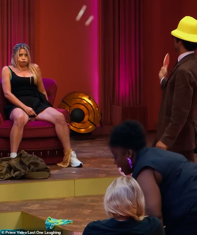 Harriet, koja je trenutno sama nakon razvoda od kolege stripa Bobby Mair, priznaje da je bila šokirana neodoljivog odgovora jer smatra da je skit tako 'neseksi'
