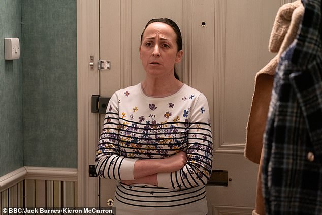 Glumica (41) glumila je kao Sonia Fowler na popularnoj BBC One sapunu 32 godine, a prvi put se pojavila 1993. kada je imala samo 10 godina (na slici na izložbi prošlog tjedna)