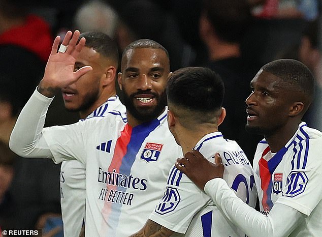 Ex-arenalni muškarac Alexandre Lacazette je tvrdio gol, ali lopta je već prešla liniju