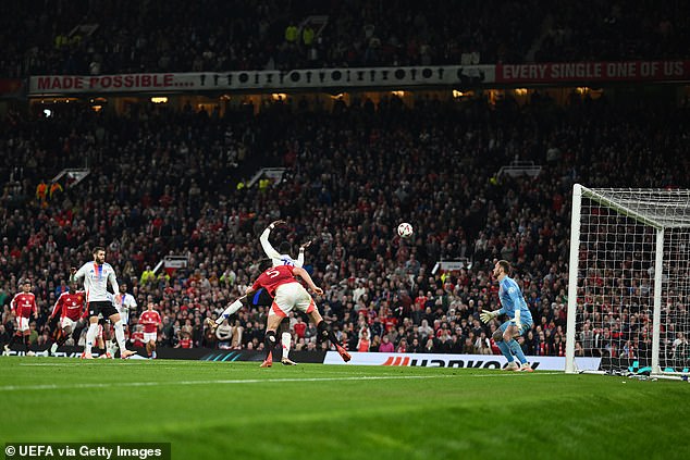 Glava Harryja Maguirea u 121. minuti vidjela je United Edge Out Lyon putem ukupne pobjede od 7-6